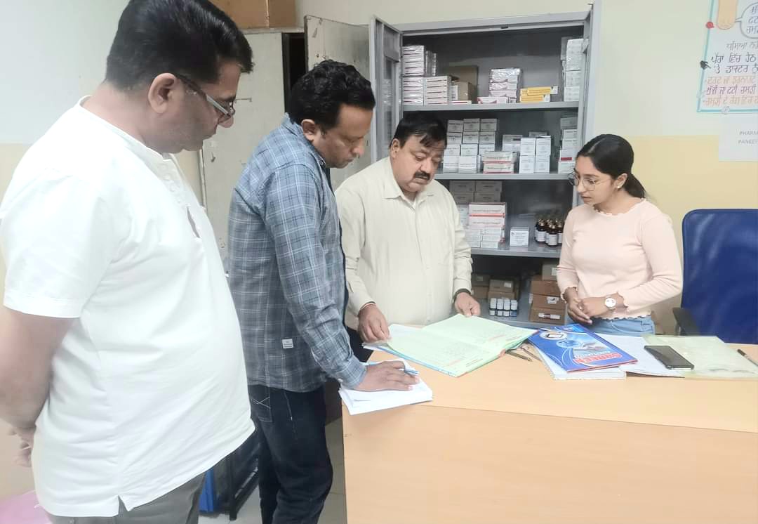 सिविल सर्जन डॉ. पवन कुमार ने आम आदमी क्लीनिक जंडोली और खरक का औचक निरीक्षण किया